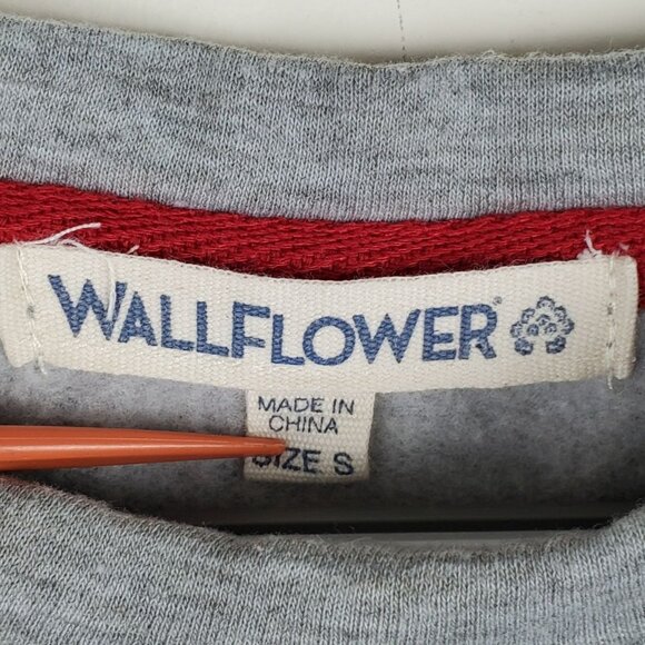 Wallflower Christmas Hangin With My Gnomies Sweater Size S Winter Gnome Holiday - Picture 3 of 5